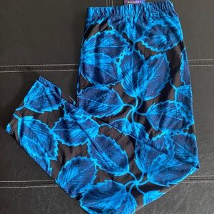 Legging Universe buttery soft leggings.  Blue leafs.